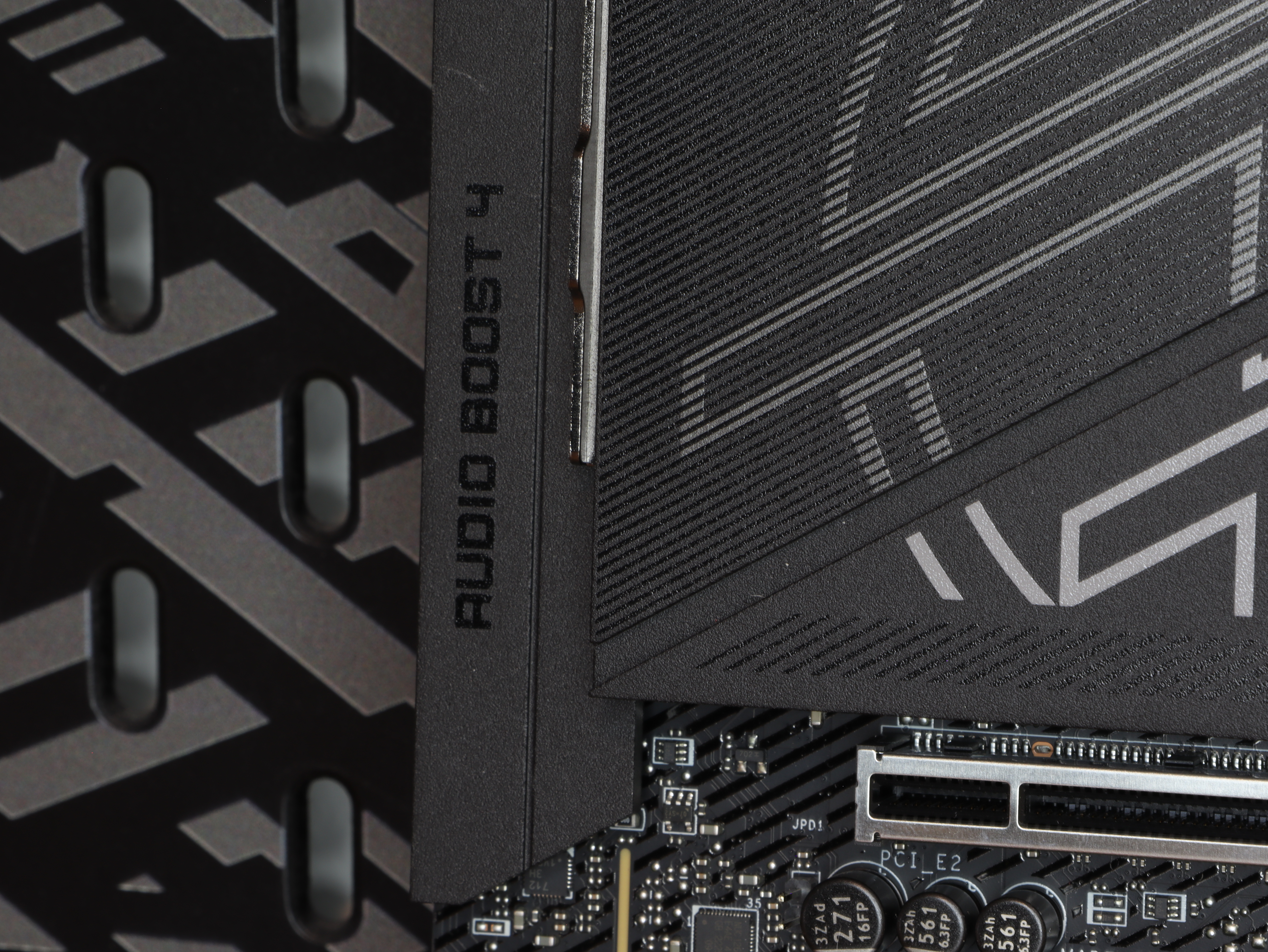 MPG Z890 Intel Ultra CARBON WIFI ATX 5G Wifi7 FROZR PERFORMANCE GAMING bundkort motherboard audio boost 4.JPG
